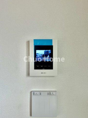 【セキュリティ】 | 葛飾区奥戸1丁目新築分譲住宅 | 【モニターホン】誰が来たかすぐにわかるカラーモニター付きインターホン。通話ボタンを押すまでは室内の音は漏れていませんので相手を確かめてから応対できます。