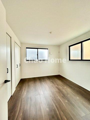 【寝室】 | 葛飾区奥戸1丁目新築分譲住宅 | 【寝室】心と体をゆったりと安らげる主寝室。寝室のゆとりが大きい分だけ、暮らしの安らぎは深まります。一日の疲れを癒すだけでなく、ご夫婦の親密な語らいを紡ぎ出します