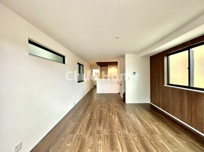 【ダイニング】 | 葛飾区奥戸1丁目新築分譲住宅 | 【ダイニング】忙しい朝でも、しっかり家族が揃って食事をして頂けるゆとりある大きさのダイニングスペース。奥様が作る手料理をカウンター越しに受けとって頂き、テーブルで囲む素敵な時間を存分に愉しんで下さい。