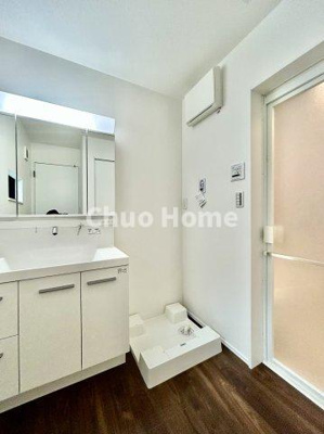 【ランドリースペース】 | 葛飾区奥戸1丁目新築分譲住宅 | 【ランドリースペース】担当者がスケールを持ち歩いておりますので、ご見学時には現在お使いの洗濯機などがきちんと収まるかなどもチェックして下さい。見学前に測っておくと非常に便利だと思います。