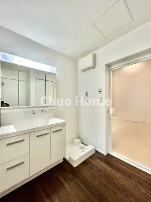 【脱衣所】 | 葛飾区奥戸1丁目新築分譲住宅 | 【洗面所】明るい洗面所は朝をすっきりさせてくれる空間です。バタバタしている忙しい朝でも収納が多い洗面台では短い時間で効率良く支度ができます。