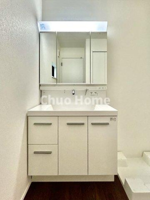 【独立洗面台】 | 葛飾区奥戸1丁目新築分譲住宅 | 【洗面化粧台】洗面化粧台には三面鏡を採用。身だしなみを整えやすい事はもちろんですが、鏡の後ろに収納スペースを設ける事により、散らかりやすい洗面スペースをすっきりさせる事が出来るのも嬉しいですね