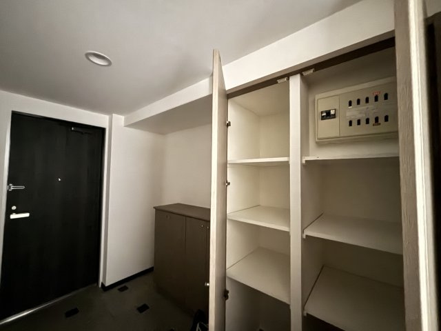 A.CITYタワーズウエスト・タワー棟の玄関