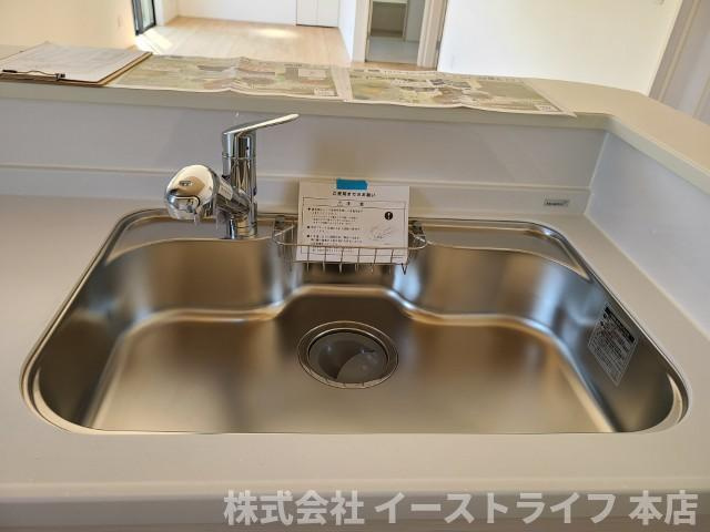 【新築戸建】　いわき市郷ケ丘4期のキッチン|1号棟写真　浄水器付き水栓がついた広々としたシンクです