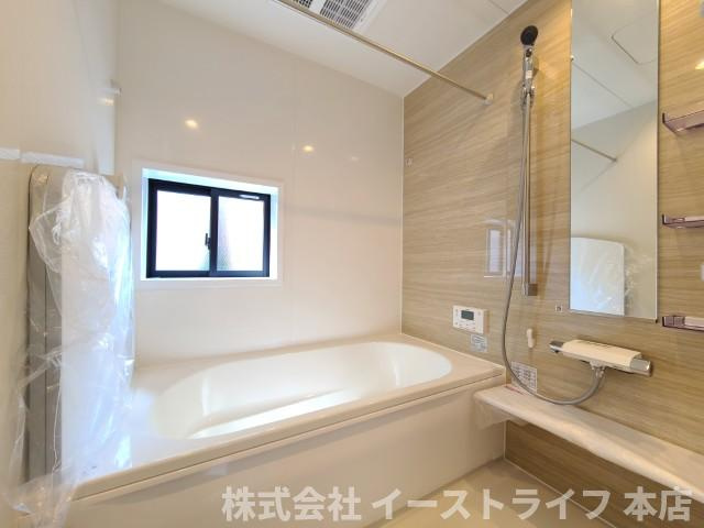 【新築戸建】　いわき市郷ケ丘4期の浴室|1号棟写真　浴室は洗い場も広々としています。浴槽も広くリラックスするには最適です。1日の疲れを取る、癒しの場所になりそうです。
