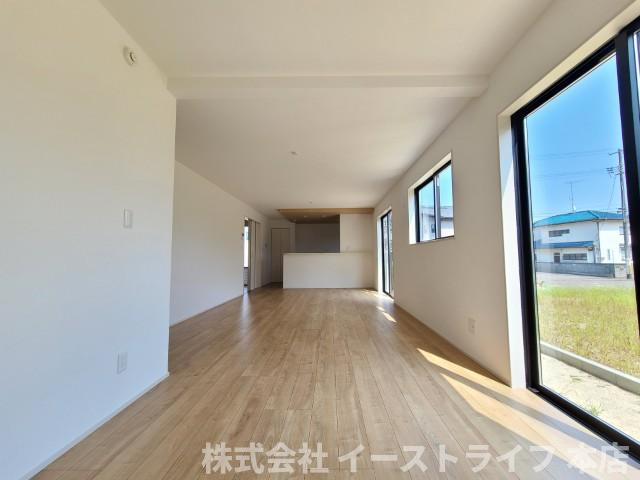 【新築戸建】　いわき市郷ケ丘4期の居間・リビング|1号棟写真　キッチンからリビングを見渡せる間取りは、小さいお子さんやペットのいるご家庭に人気があります