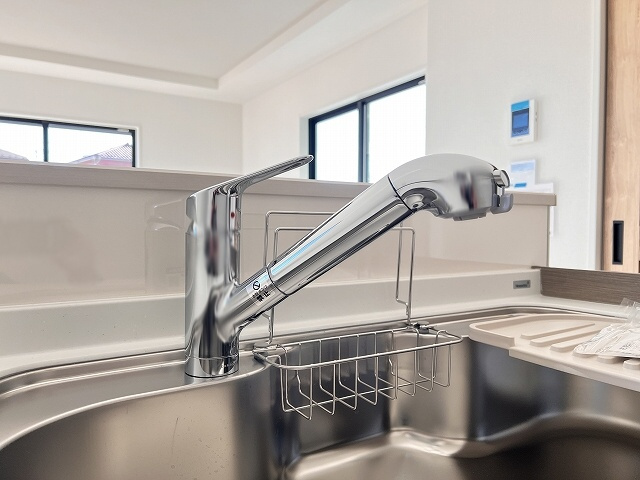 【キッチン】 | 和光市白子3丁目　新築分譲住宅　全3棟（成増店） | 浄水器内蔵（カートリッジ式）水栓採用。
