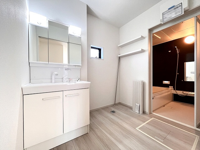 【独立洗面台】 | 和光市白子3丁目　新築分譲住宅　全3棟（成増店） | 棚板2段付の洗面化粧室。ちょっとした小物の収納にどうぞ☆