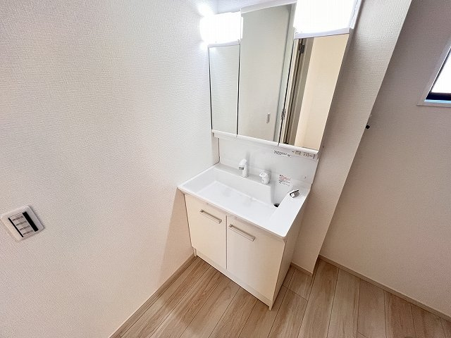 【独立洗面台】 | 和光市白子3丁目　新築分譲住宅　全3棟（成増店） | 奥様嬉しい三面鏡付洗面化粧台採用。収納力もございます。
