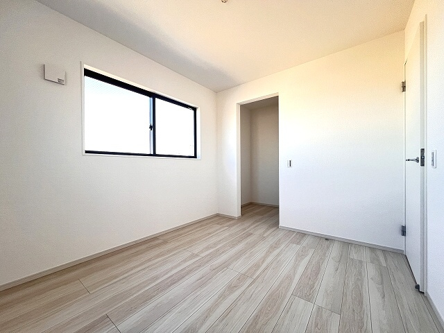 【洋室】 | 和光市白子3丁目　新築分譲住宅　全3棟（成増店） | 6.3帖の洋室。奥にはフリースペースタイプのウォークインクローゼットを採用。