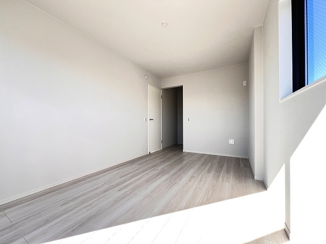 【洋室】 | 和光市白子3丁目　新築分譲住宅　全3棟（成増店） | 8.1帖の洋室。奥にはフリースペースタイプのウォークインクローゼットを採用。