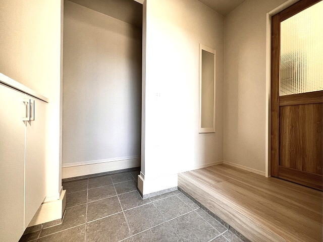 【玄関】 | 和光市白子3丁目　新築分譲住宅　全3棟（成増店） | 玄関には天板カウンター付シューズボックスと可動棚4段付シューズインクローク（土間収納）を採用。ベビーカー等、すっきり収まります。