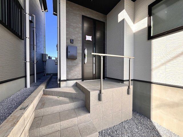 【外観】 | 和光市白子3丁目　新築分譲住宅　全3棟（成増店） | 玄関扉までのアプローチは、駐車場の奥に配置されているため、小さいお子様の飛び出し等を防ぎやすく安心です☆