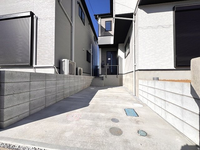 【駐車場】 | 和光市白子3丁目　新築分譲住宅　全3棟（成増店） | 玄関扉までのアプローチは、駐車場の奥に配置されているため、小さいお子様の飛び出し等を防ぎやすく安心です☆