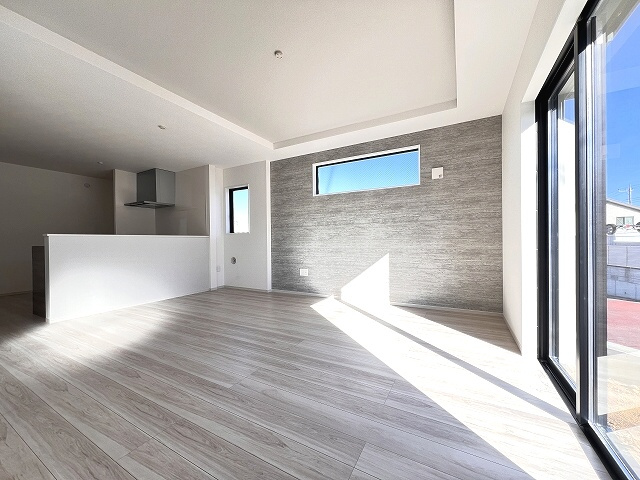 【居間・リビング】 | 和光市白子3丁目　新築分譲住宅　全3棟（成増店） | 三方に開放部を設けている明るい日差しが差し込む18帖超えの広々リビング。