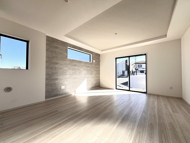 【居間・リビング】 | 和光市白子3丁目　新築分譲住宅　全3棟（成増店） | グレー調の床とアクセントクロスがシャープなイメージを醸し出します