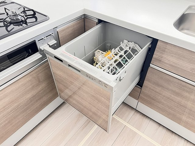 【キッチン】 | 和光市白子3丁目　新築分譲住宅　全3棟（成増店） | 食器洗乾燥機標準装備。食後の片づけがはかどり、夫婦の時間を作ってくれます。
