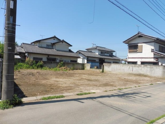 伊勢崎市田部井町1丁目　売地の前面道路含む現地写真