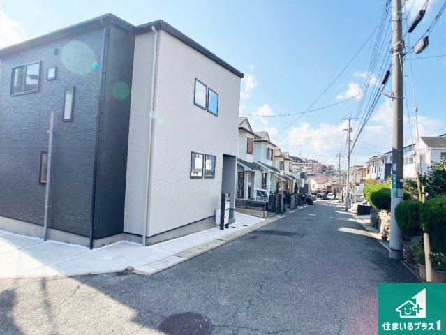 神戸市西区今寺　第1期　新築一戸建ての前面道路含む現地写真|周辺は閑静な住宅街！前面道路広々で車の出し入れも便利です。駐車が苦手な方でも安心して車庫入れできます！