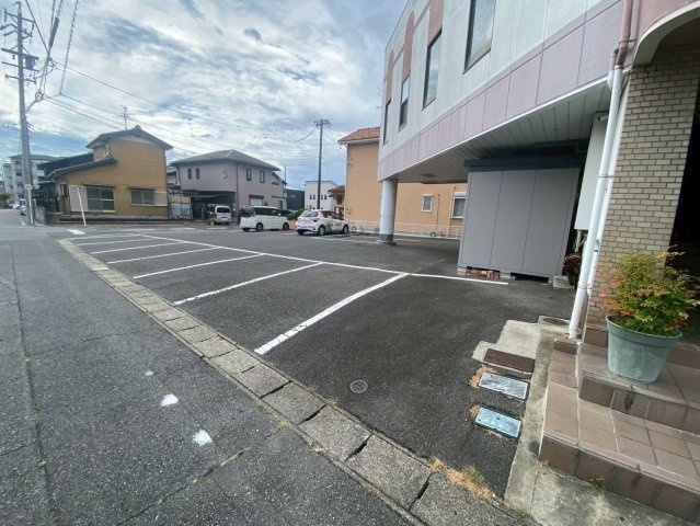 今本町 エクセレントビル 居抜店舗の駐車場