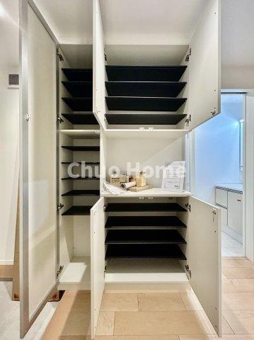 葛飾区西水元1丁目新築分譲住宅の玄関|【玄関】玄関には大型のシューズクローゼットを設置しておりますのでいつでもスッキリりとした空間を保てます。玄関周りを清潔に使うのはとても大事なことですよね。