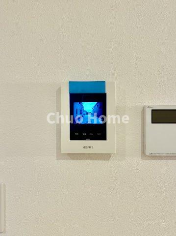 葛飾区西水元1丁目新築分譲住宅のセキュリティ|【モニターホン】誰が来たかすぐにわかるカラーモニター付きインターホン。通話ボタンを押すまでは室内の音は漏れていませんので相手を確かめてから応対できます。