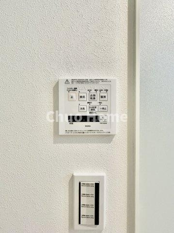 葛飾区西水元1丁目新築分譲住宅の内装|【浴室乾燥機】暖房・冷風・換気・乾燥が可能です。毎日を快適に過ごせるうれしい機能が揃っています。雨の日の洗濯物も安心です。