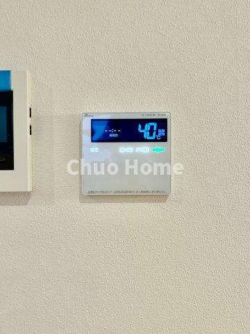 葛飾区西水元1丁目新築分譲住宅の発電・温水設備|【給湯リモコン】外での一日を忘れさせてくれるオートバス機能でお好みの湯量・温度に調整された浴槽。