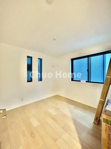 葛飾区西水元1丁目新築分譲住宅の子供部屋|【子供部屋】お子様を持つ家庭の約6割が「家族や子どものため」に購入を希望。入学後の転校を避け、広い空間でのびのび育てたいなどの親心が、家探しのきっかけになっているようです。