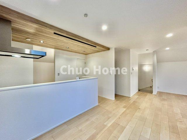 葛飾区西水元1丁目新築分譲住宅のキッチン|視界に広がりを生むオープンなキッチン。料理や片付けをしながら、家族との会話を楽しんだり、リビングで遊ぶ子どもを見守れます。ご見学時には家具の配置などもイメージしながらぜひご覧になって見て下さい。