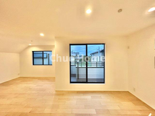 葛飾区西水元1丁目新築分譲住宅の居間・リビング|【リビングダイニング】一日の中で多くの時間を過すことになるリビングダイニングだからこそ、いつも穏やかな空間であることが必然。爽やかな通風と採光を存分に感じる事が出来る空間です。