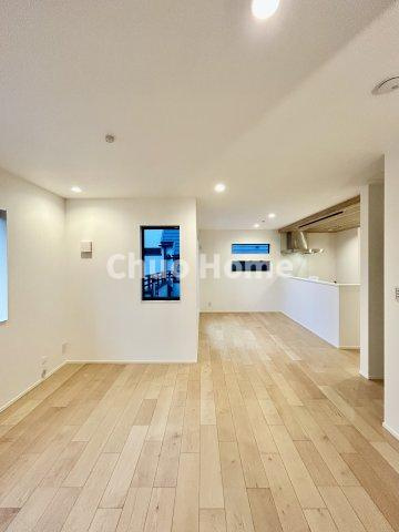 葛飾区西水元1丁目新築分譲住宅のダイニング|【ダイニング】忙しい朝でも、しっかり家族が揃って食事をして頂けるゆとりある大きさのダイニングスペース。奥様が作る手料理をカウンター越しに受けとって頂き、テーブルで囲む素敵な時間を存分に愉しんで下さい。