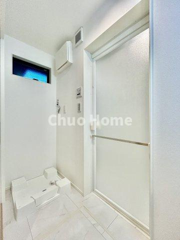 葛飾区西水元1丁目新築分譲住宅のランドリースペース|【ランドリースペース】担当者がスケールを持ち歩いておりますので、ご見学時には現在お使いの洗濯機などがきちんと収まるかなどもチェックして下さい。見学前に測っておくと非常に便利だと思います。