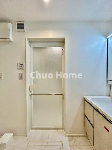 葛飾区西水元1丁目新築分譲住宅の脱衣所|【洗面所】明るい洗面所は朝をすっきりさせてくれる空間です。バタバタしている忙しい朝でも収納が多い洗面台では短い時間で効率良く支度ができます。