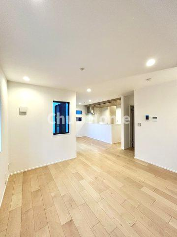 葛飾区西水元1丁目新築分譲住宅の居間・リビング|【居間・リビング】「ＬＤＫは家族団らんをデザイン」広いＬＤＫでは家族が集まり一緒の時間を過ごせる工夫がされております。何気ない一日の当たり前のひとコマがいつか一生の宝物になります