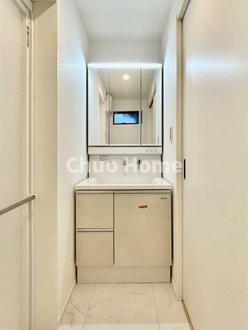 葛飾区西水元1丁目新築分譲住宅の独立洗面台|【洗面化粧台】洗面化粧台には三面鏡を採用。身だしなみを整えやすい事はもちろんですが、鏡の後ろに収納スペースを設ける事により、散らかりやすい洗面スペースをすっきりさせる事が出来るのも嬉しいですね