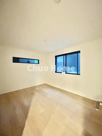 葛飾区西水元1丁目新築分譲住宅の洋室|【洋室】快適に過ごす条件は、一人ひとり違います。だからこそ飾り過ぎないシンプルな内装と偏り過ぎないデザインで統一しております。居住していく中でオーナー様だけの【マイホーム】に創り上げて下さい