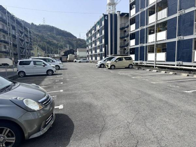 【駐車場】 | ビレッジハウス紀三井寺1号棟 | 駐車場があるので、車を買う予定の方も安心です