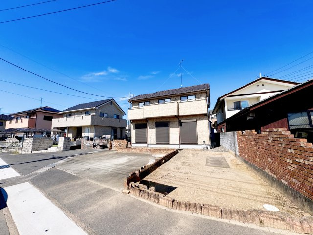 太田市亀岡町　中古住宅の前面道路含む現地写真