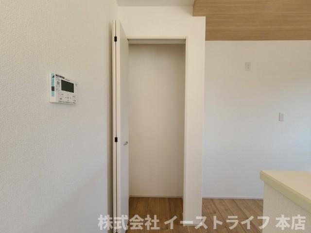 【新築戸建】　いわき市郷ケ丘4期の収納|1号棟写真　カップボードスペースの隣には収納が付いているので、パントリーとしても重宝します