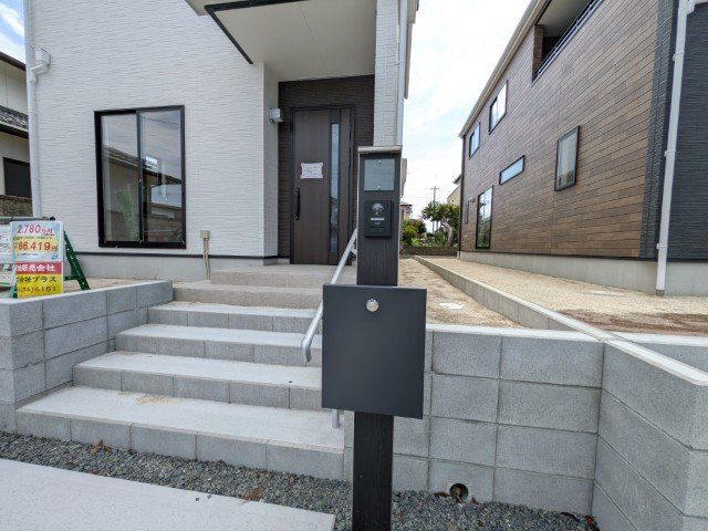 【新築戸建】　いわき市郷ケ丘4期の玄関|4号棟写真　玄関ポーチも素敵な玄関です