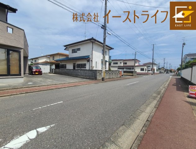 【新築戸建】　いわき市郷ケ丘4期の居間・リビング|1号棟写真　キッチンからリビングを見渡せる間取りは、小さいお子さんやペットのいるご家庭に人気があります