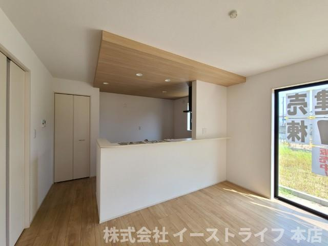 【新築戸建】　いわき市郷ケ丘4期のキッチン|1号棟写真　吊り下げ天井がアクセントのシステムキッチンです
