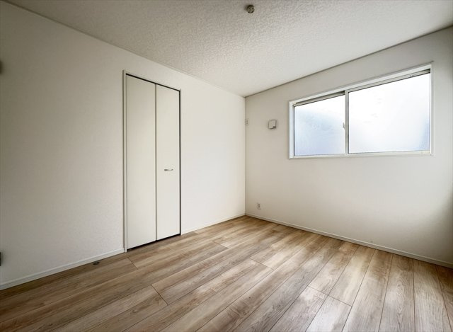 【洋室】 | 新座市畑中2丁目　新築一戸建住宅　全9棟　(志木本店) | 洋室5.2帖／自由に家具の配置ができる腰高窓でお部屋のレイアウトもお楽しみいただけます。