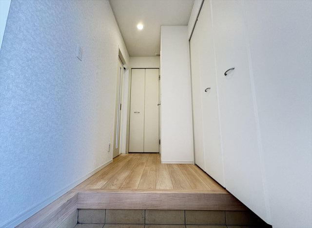 【玄関】 | 新座市畑中2丁目　新築一戸建住宅　全9棟　(志木本店) | 大容量のシューズボックスやホール収納など豊富な収納でアウトドア用品やスポーツ用品もまとめて保管できます。