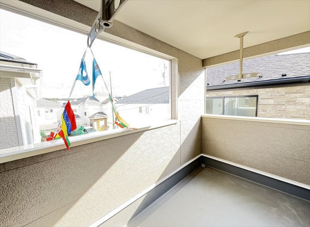 【バルコニー】 | 新座市畑中2丁目　新築一戸建住宅　全9棟　(志木本店) | 急な雨でも安心なインナーバルコニー。
外から洗濯物も見えにくいのでプライバシーも守れます。