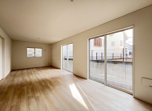 【外観】 | 新座市畑中2丁目　新築一戸建住宅　全9棟　(志木本店) | 販売現地／2025年10月撮影　
2路線2駅利用可能で通勤通学に便利