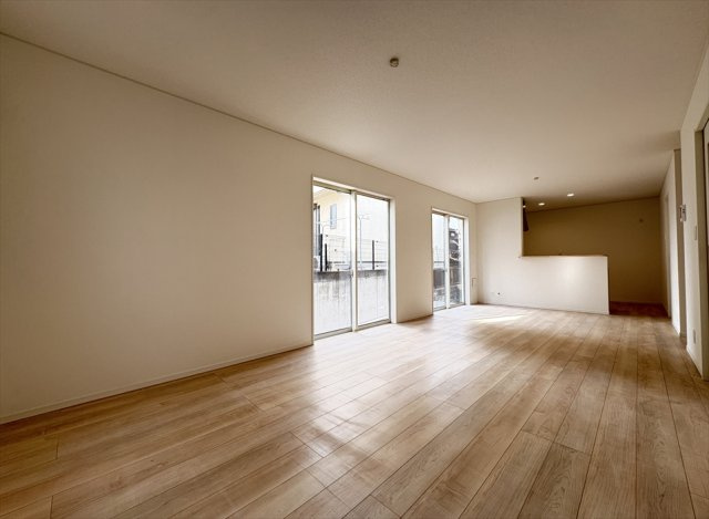 【居間・リビング】 | 新座市畑中2丁目　新築一戸建住宅　全9棟　(志木本店) | 独立したLDKはエアコンの冷暖気が外に逃げないので省エネにもつながります。