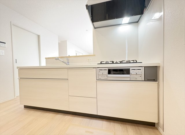 【キッチン】 | 新座市畑中2丁目　新築一戸建住宅　全9棟　(志木本店) | 奥に入ってる物もサッと取り出しやすいスライド収納は奥まで一目で確認できるので調味料などの在庫管理にも便利です。
充実の設備仕様で快適な暮らしを実現します。