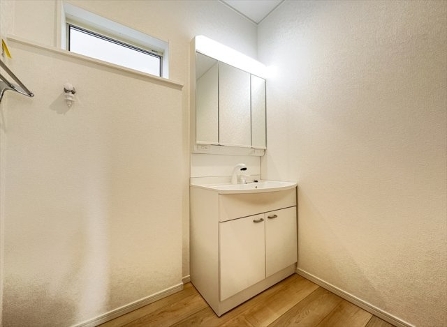 【独立洗面台】 | 新座市畑中2丁目　新築一戸建住宅　全9棟　(志木本店) | 鏡の裏に小物を収納できる三面鏡洗面化粧台。
三面鏡は多角的にチェックできるのでヘアアレンジやメイクもスムーズに行えます。